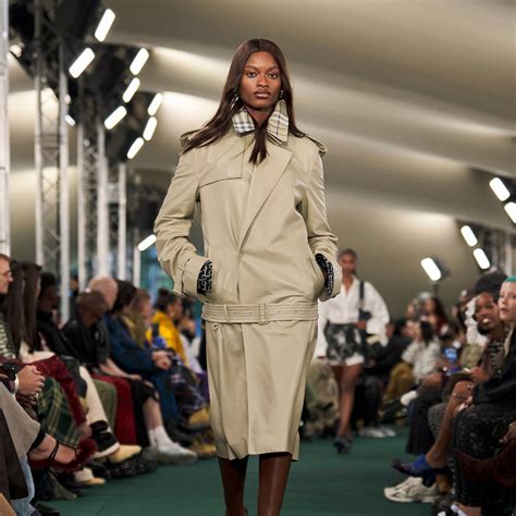 Gaya Selebritis di Burberry Outerwear 2024, dari Aaliyah 